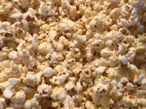 Frisches Popcorn aus der Popcornmaschien
